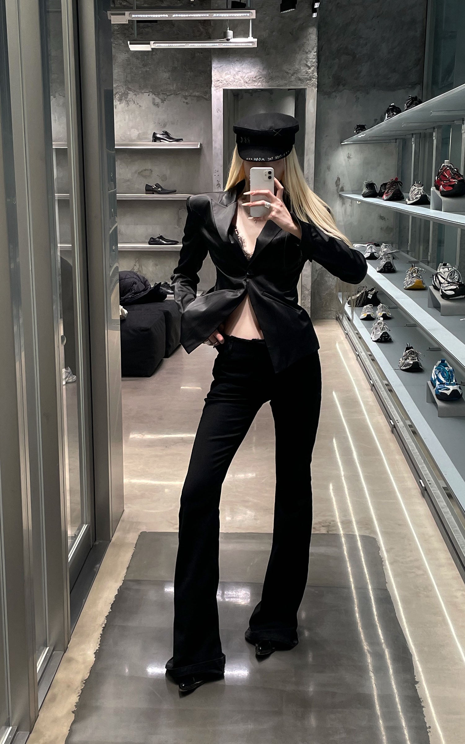 Rase le sol くびれのあるスリットヘム付きローライズフレアジーンズ