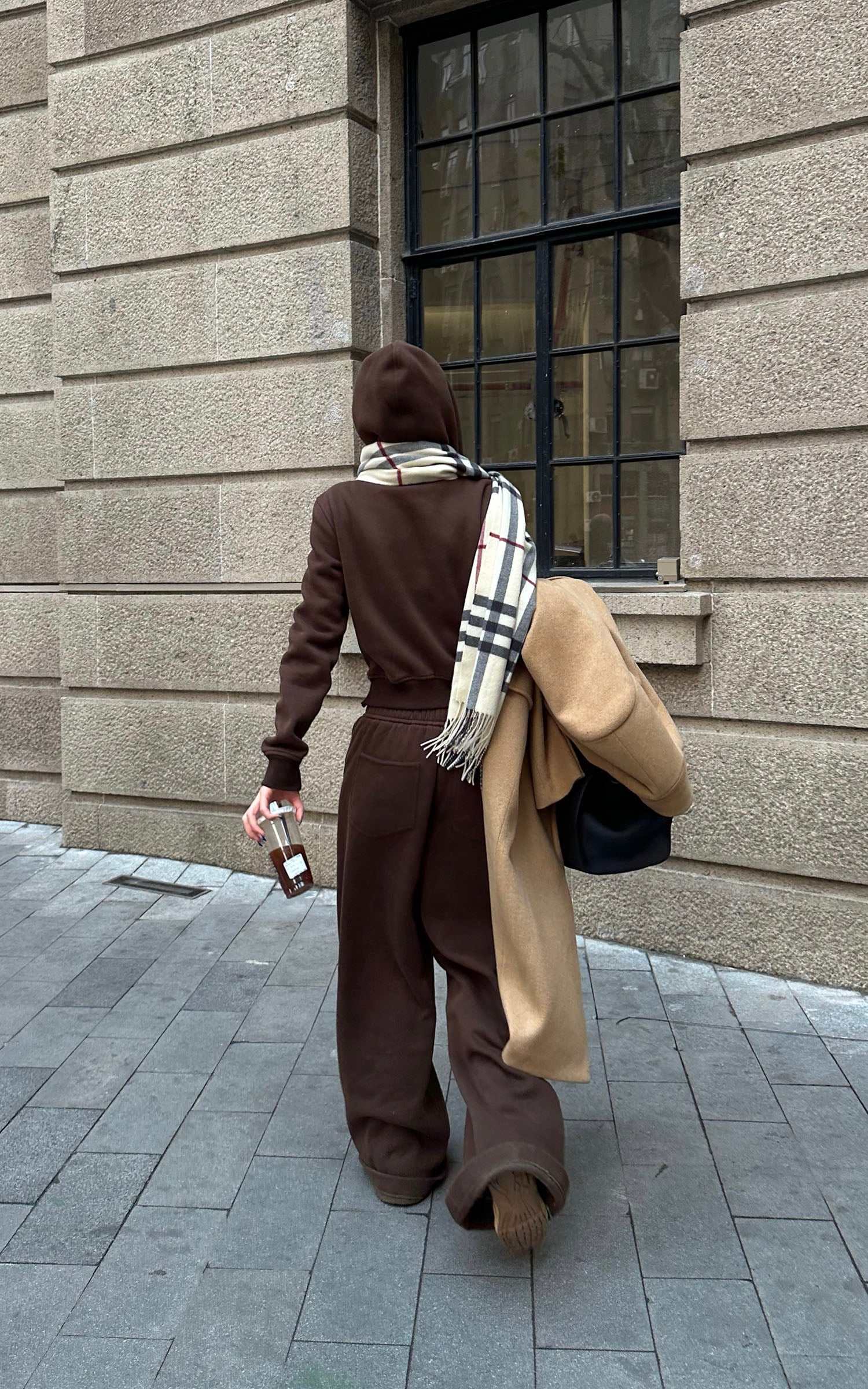 ROVENTE クロップドフーディーとワイドレッグパンツセット