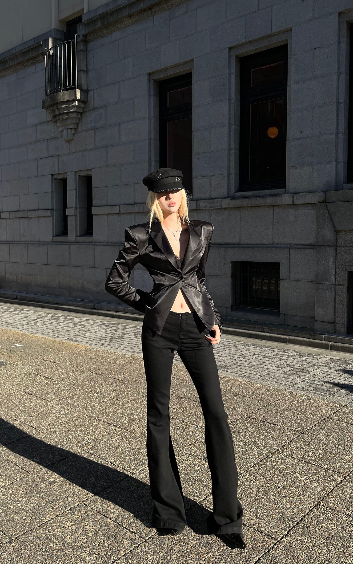 Rase le sol くびれのあるスリットヘム付きローライズフレアジーンズ