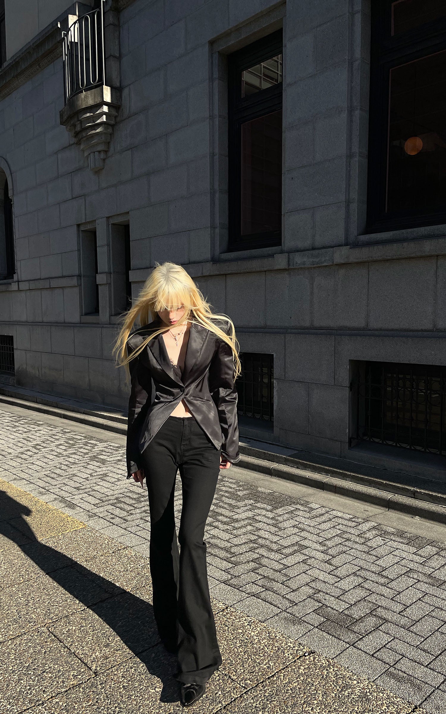 Rase le sol くびれのあるスリットヘム付きローライズフレアジーンズ