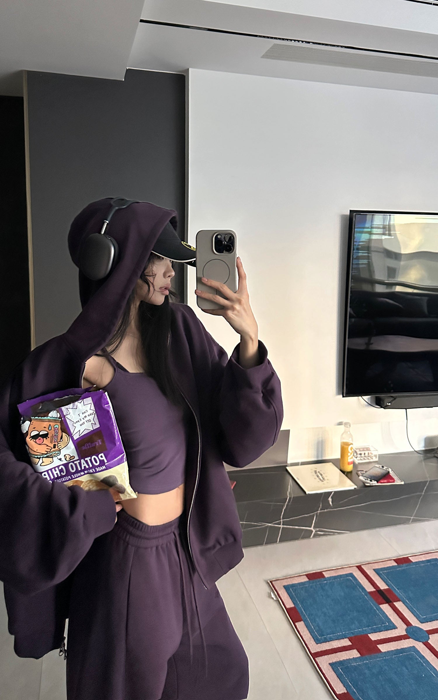 WARDEN EDGE フード付きジップジャケット、ワイドレッグパンツ、フィットしたキャミソールの3点セット