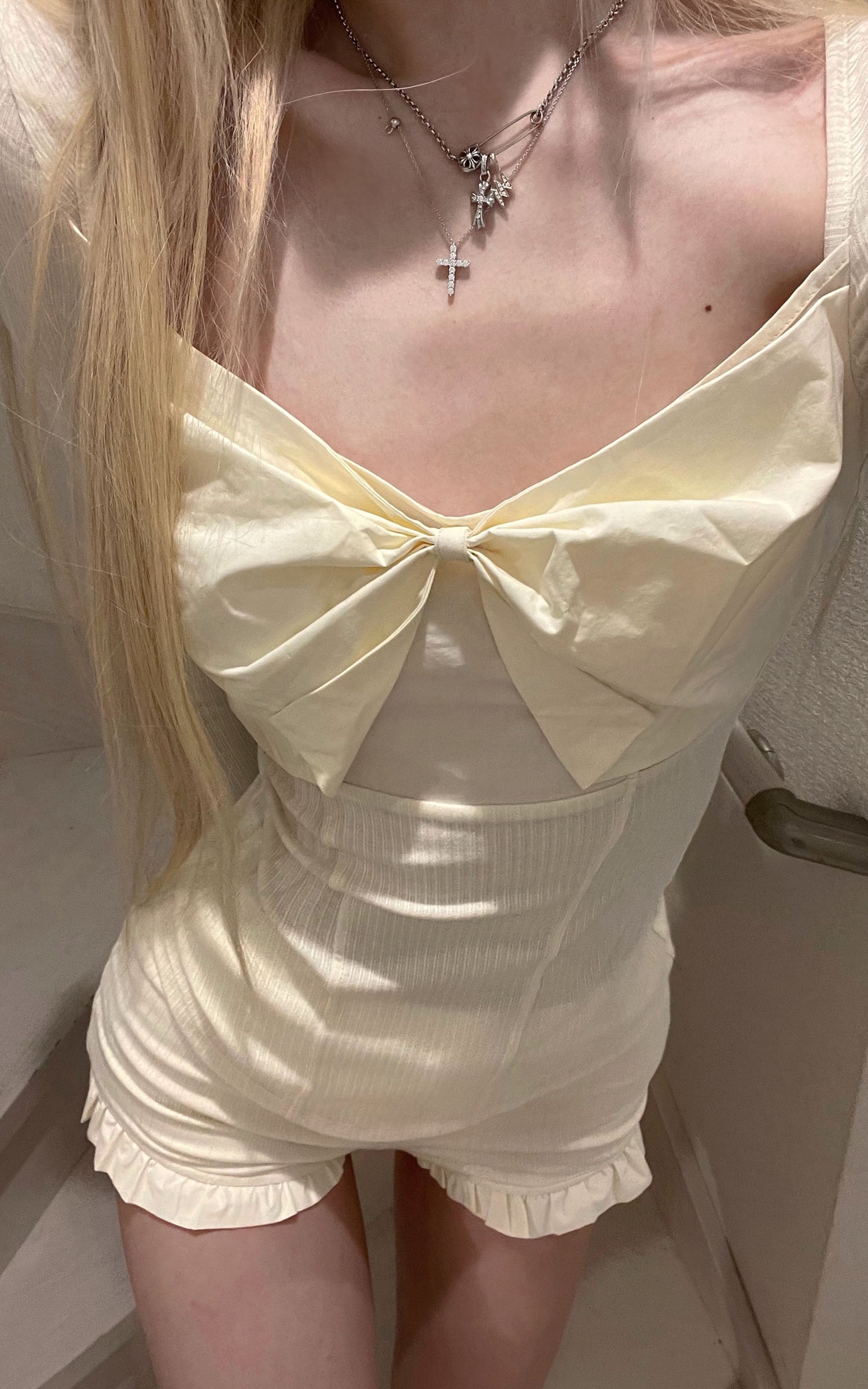 Rase le sol リブ編みロングスリーブトップ、構造的なリボンとフリルヘムショートパンツセット