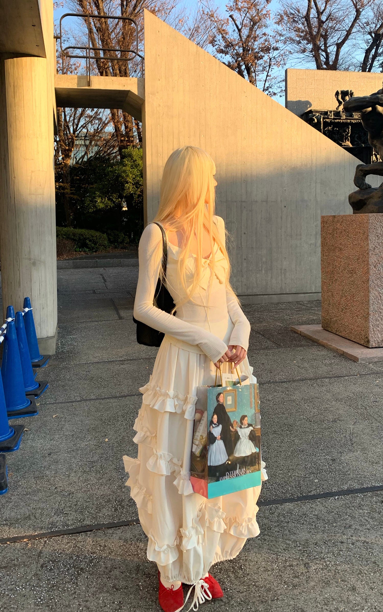 Rase le sol リブ編みロングスリーブトップ、構造的なリボンとフリルヘムショートパンツセット