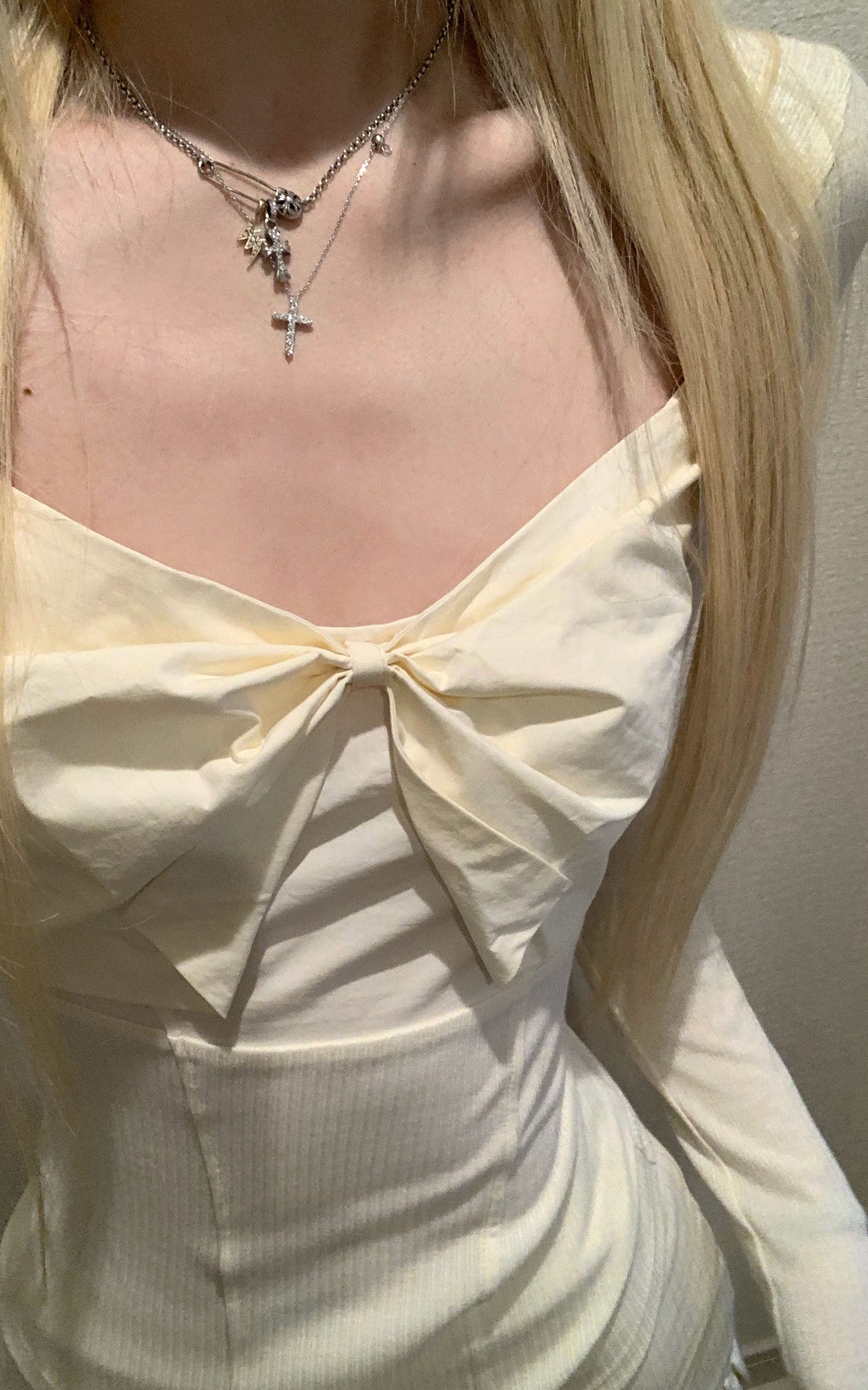 Rase le sol リブ編みロングスリーブトップ、構造的なリボンとフリルヘムショートパンツセット