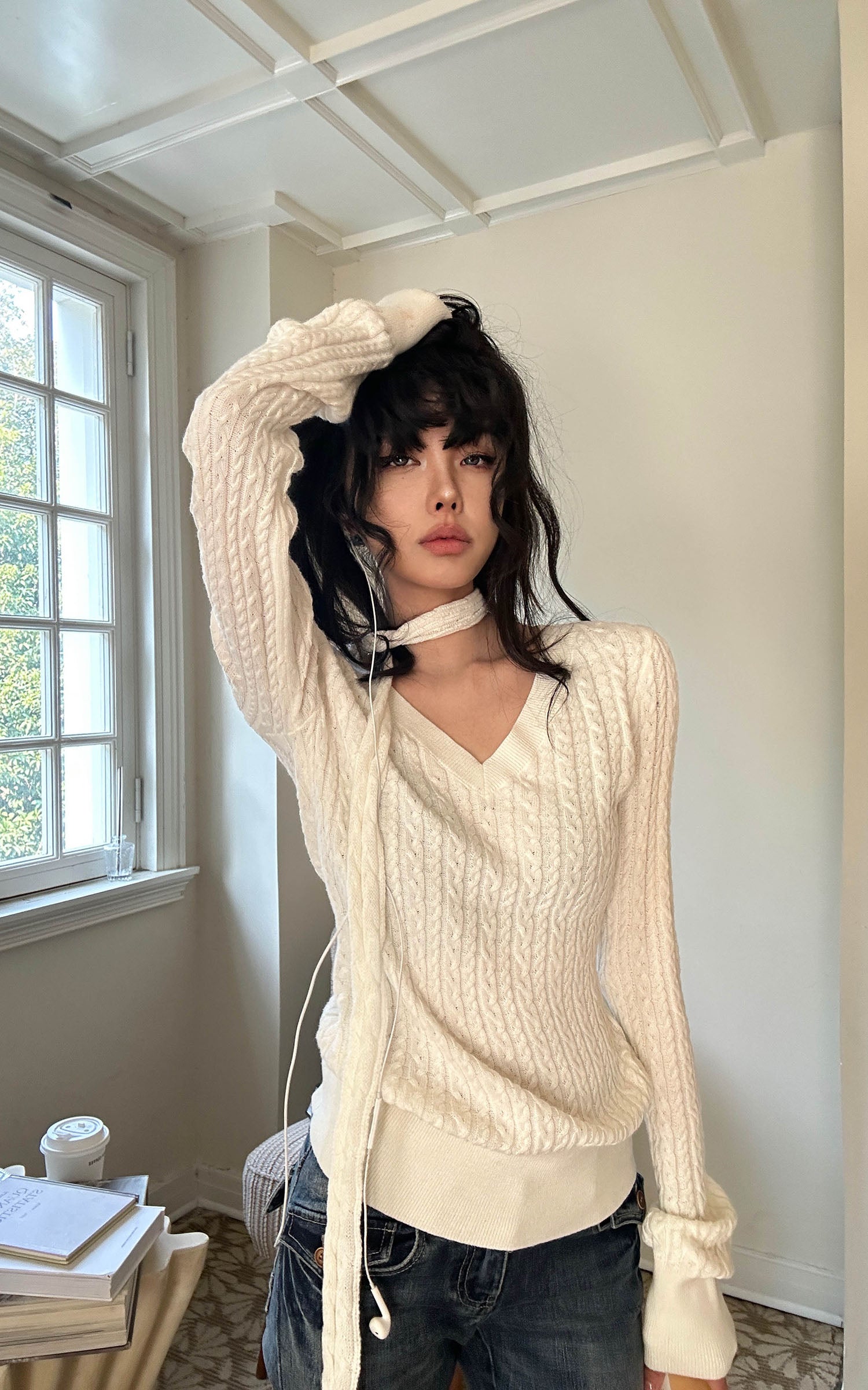 アシンメトリースカーフ付きケーブルニットセーター