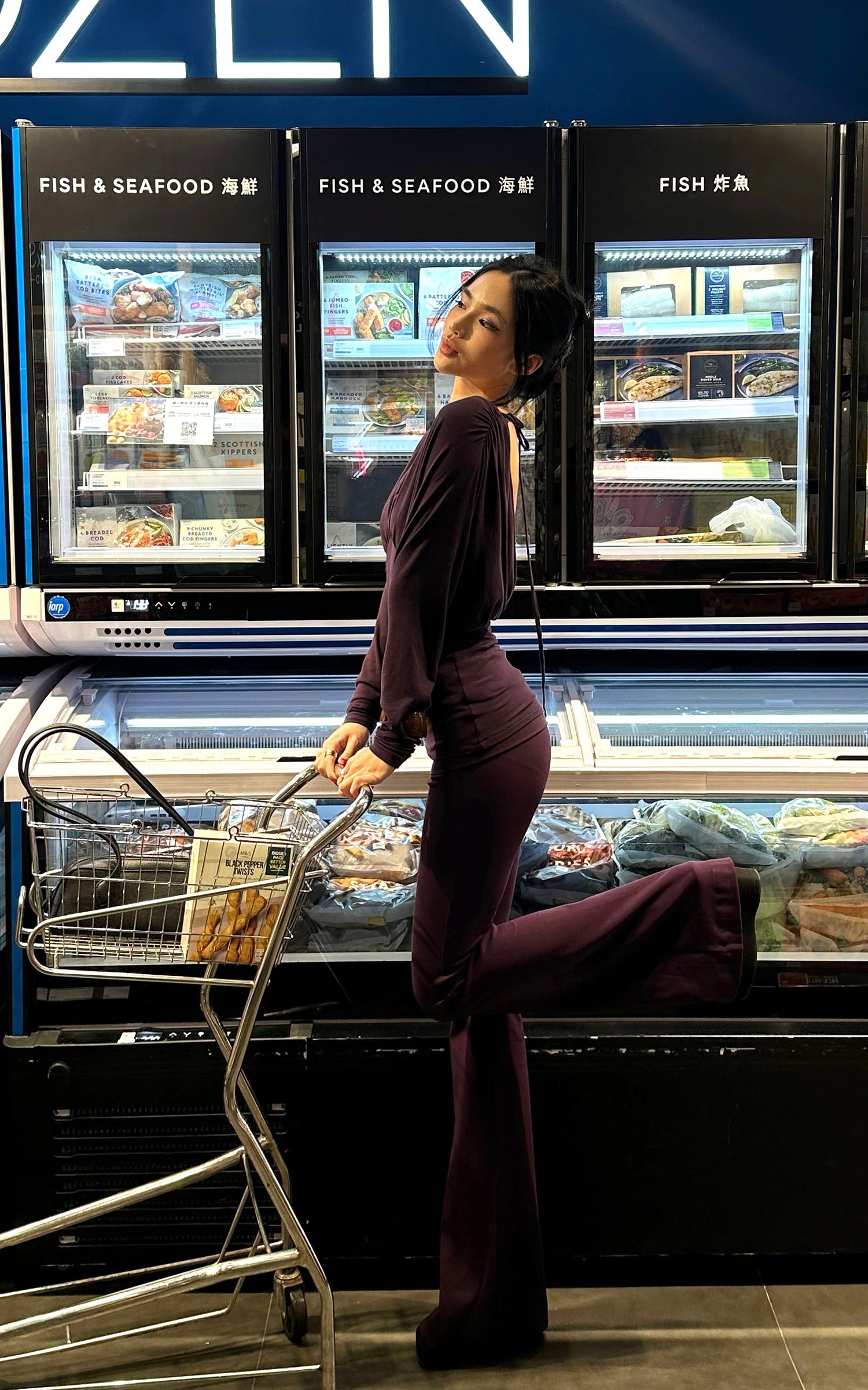 ROVENTE ディープVオープンバックドレープTシャツ＆フレアパンツセット