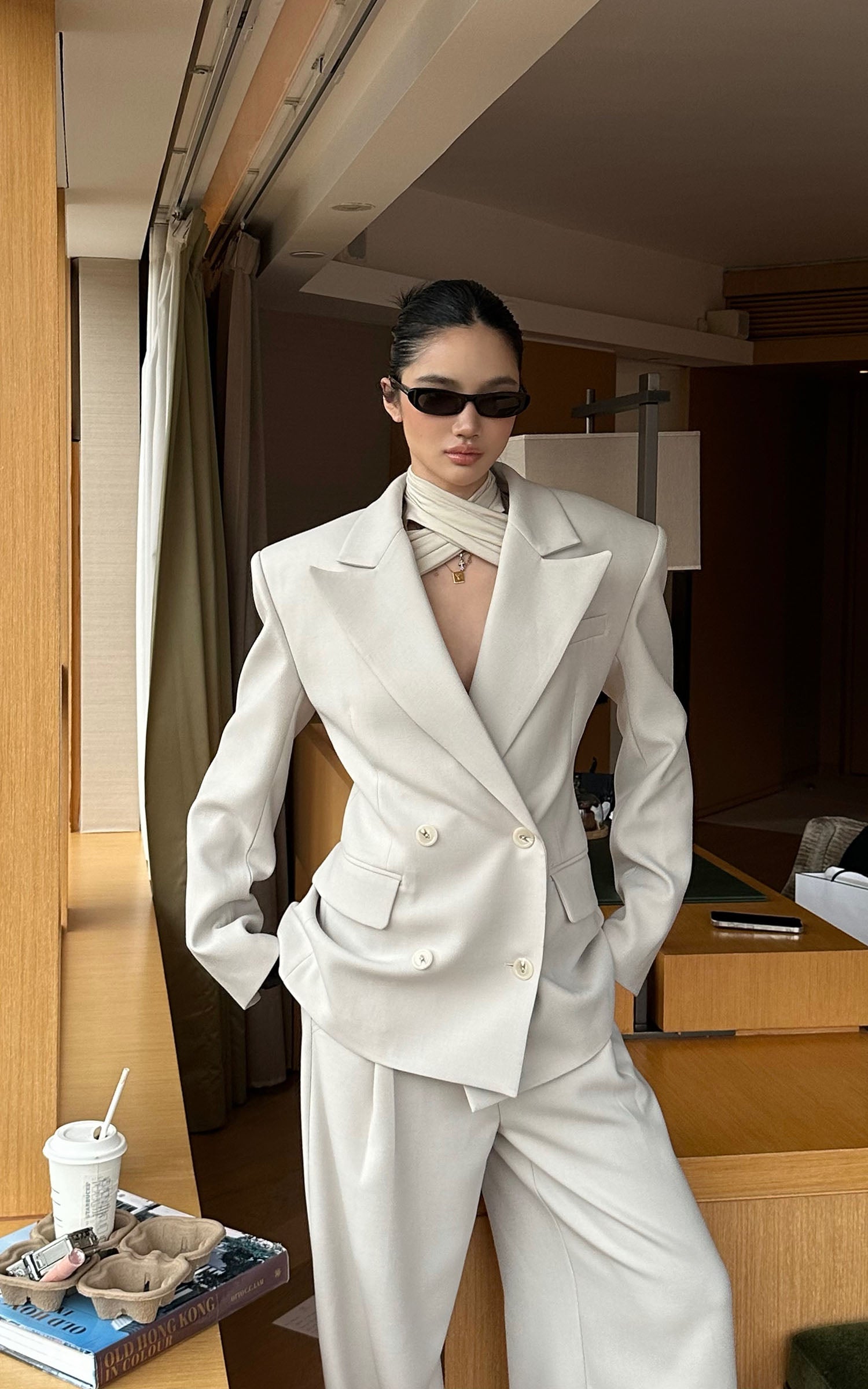 ROVENTE ストラクチャードダブルブレストブレザーとワイドレッグテーラードパンツセット