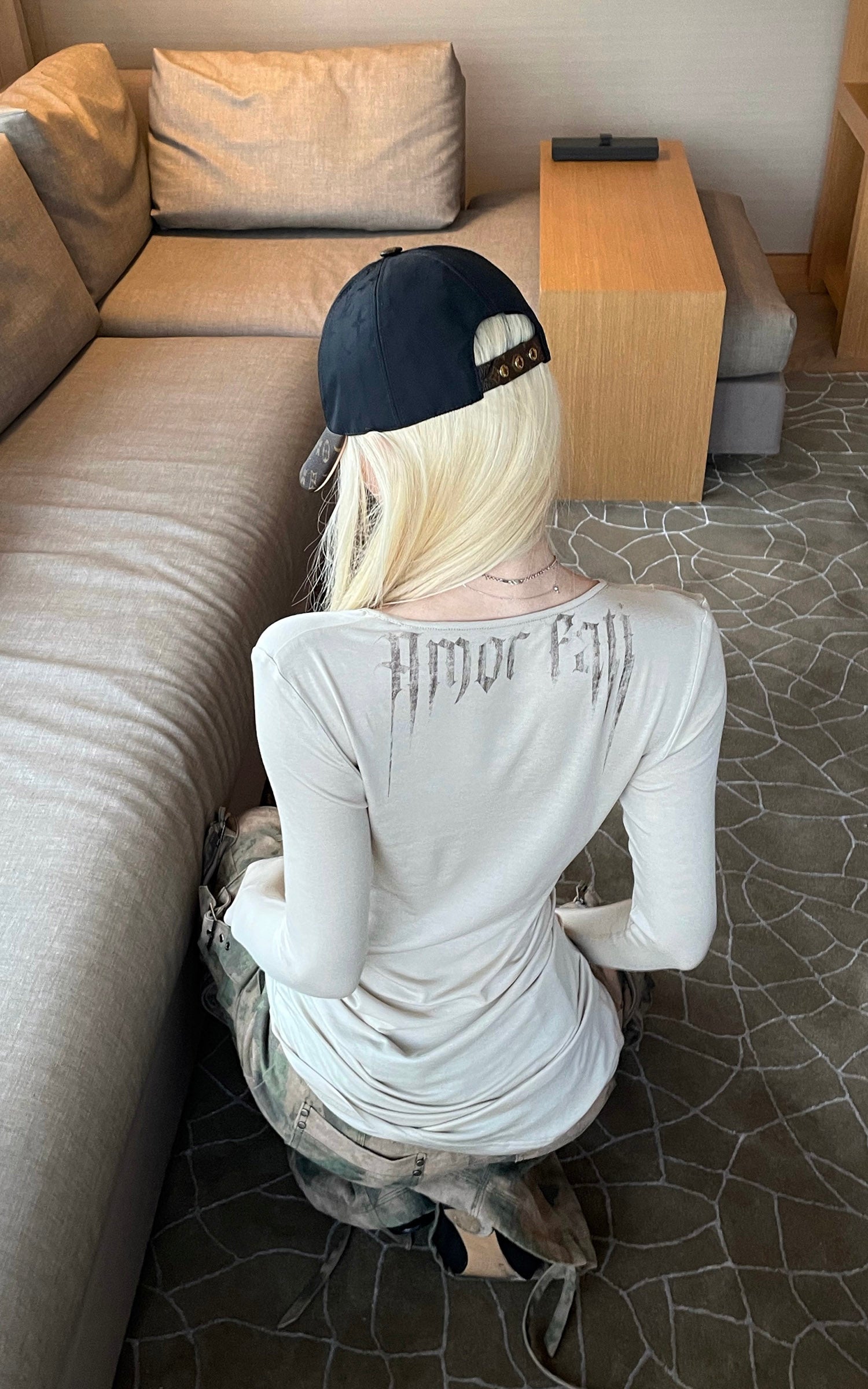 アモール・ファティ バックプリント アシンメトリー ギャザーリブ 長袖トップス