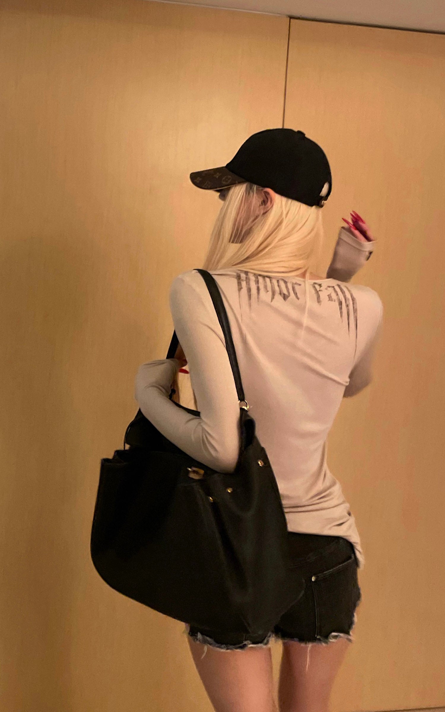 アモール・ファティ バックプリント アシンメトリー ギャザーリブ 長袖トップス