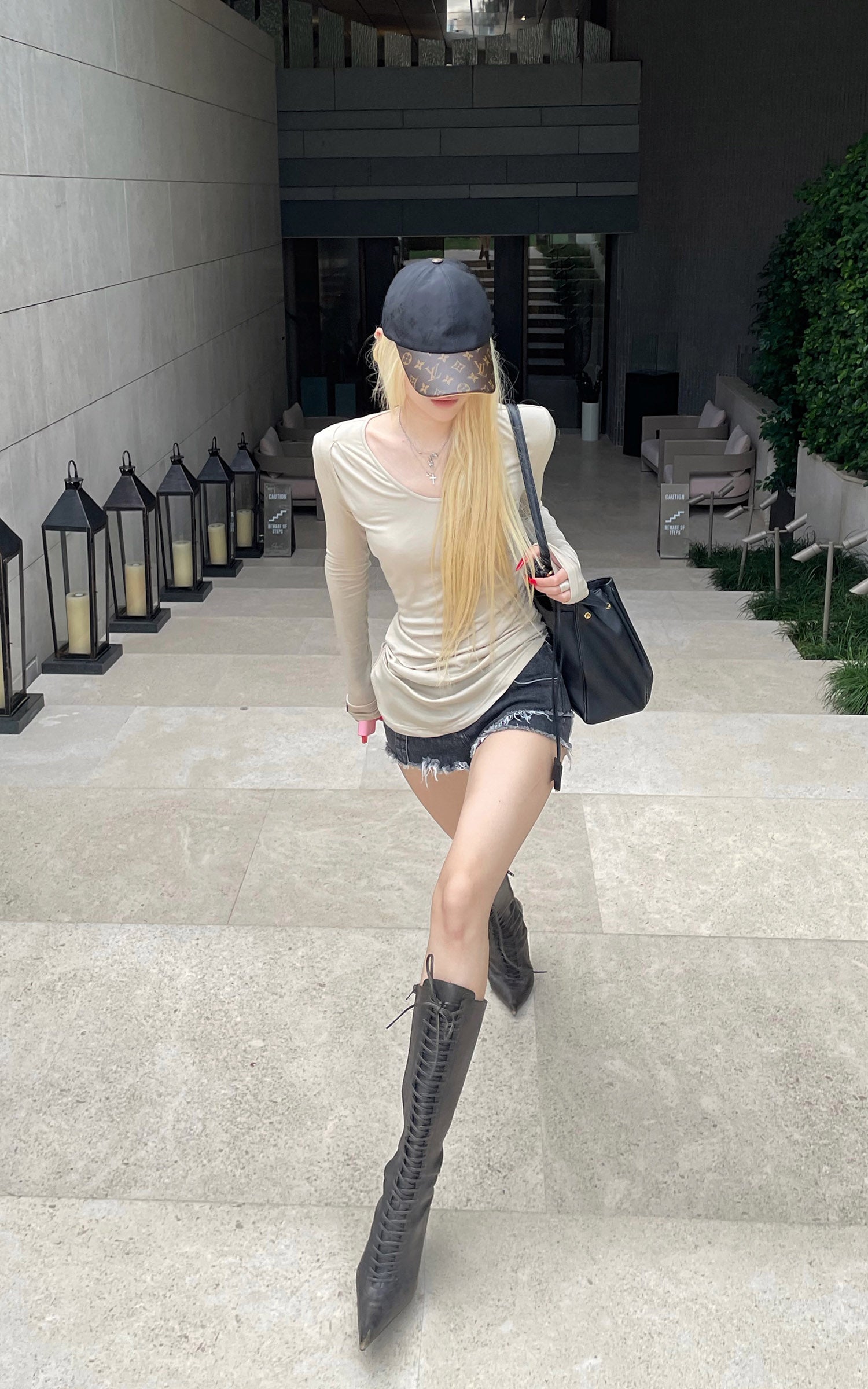 アモール・ファティ バックプリント アシンメトリー ギャザーリブ 長袖トップス