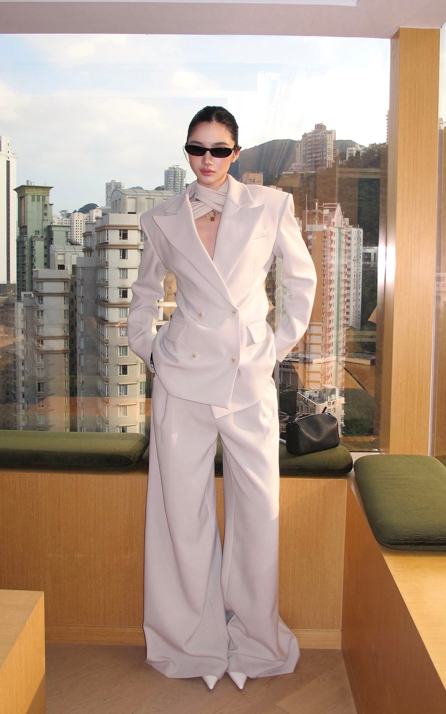 ROVENTE ストラクチャードダブルブレストブレザーとワイドレッグテーラードパンツセット