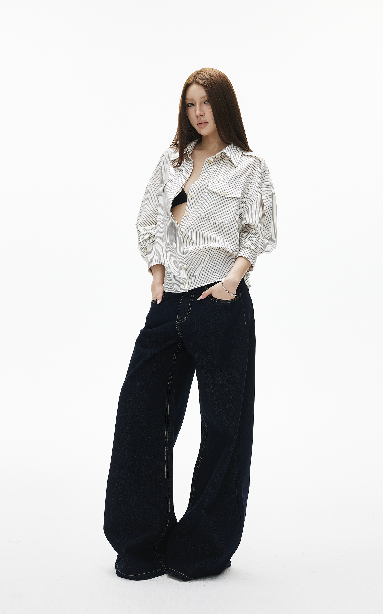 IAMXIAA リラックスしたピンストライプのボタンアップシャツ