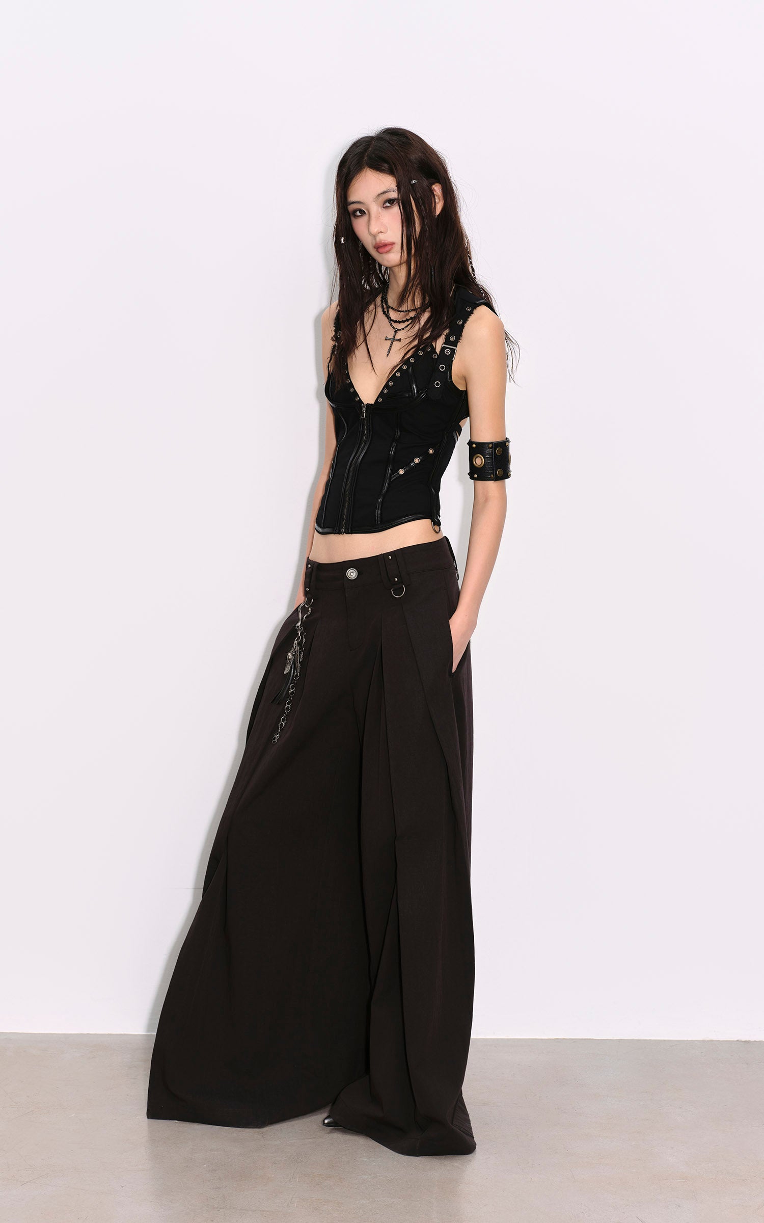 Low pixel スタッズ付きホルタートライアングルブラトップ