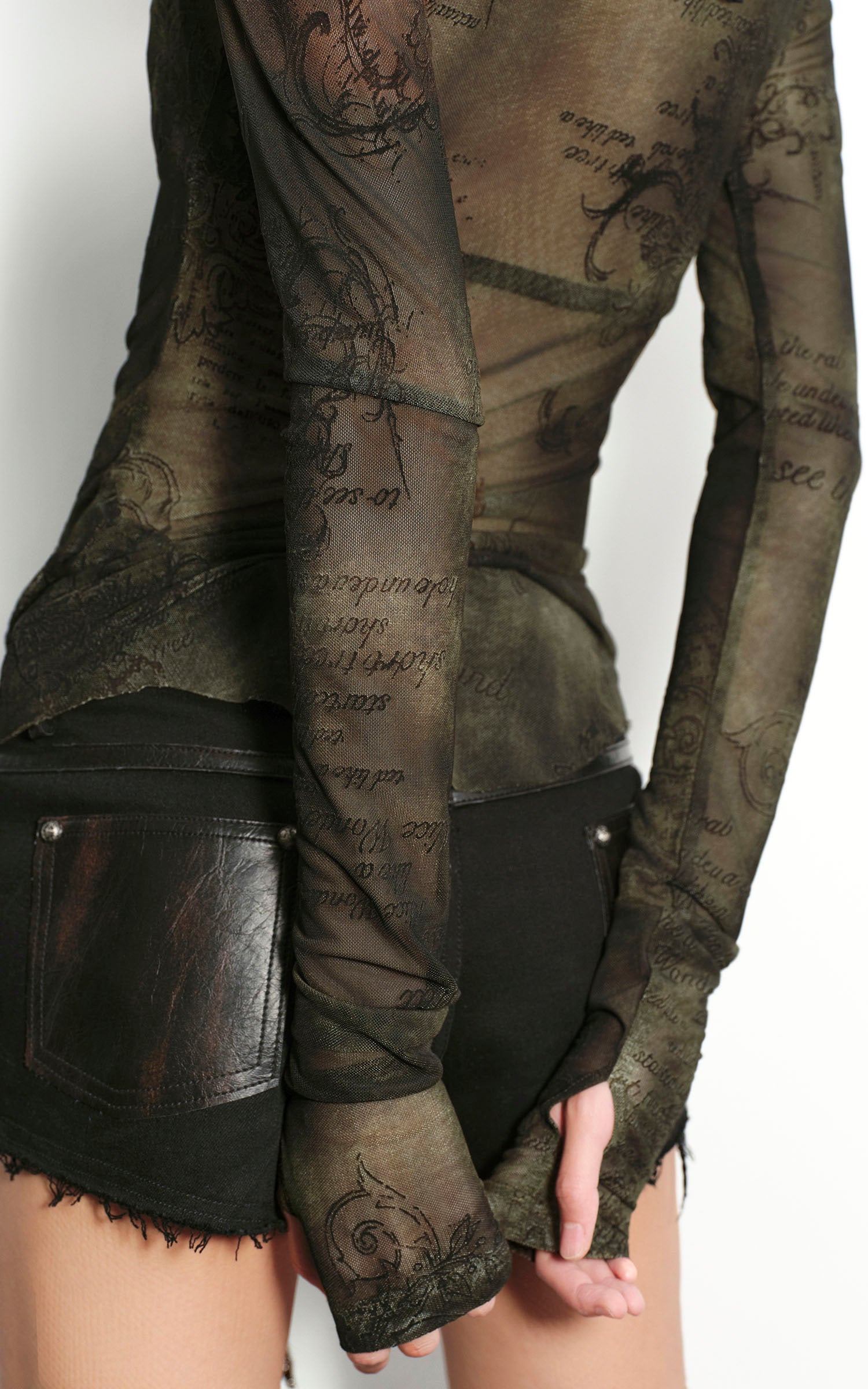 Low pixel シアースクリプトプリントスリムフィットロングスリーブTシャツ