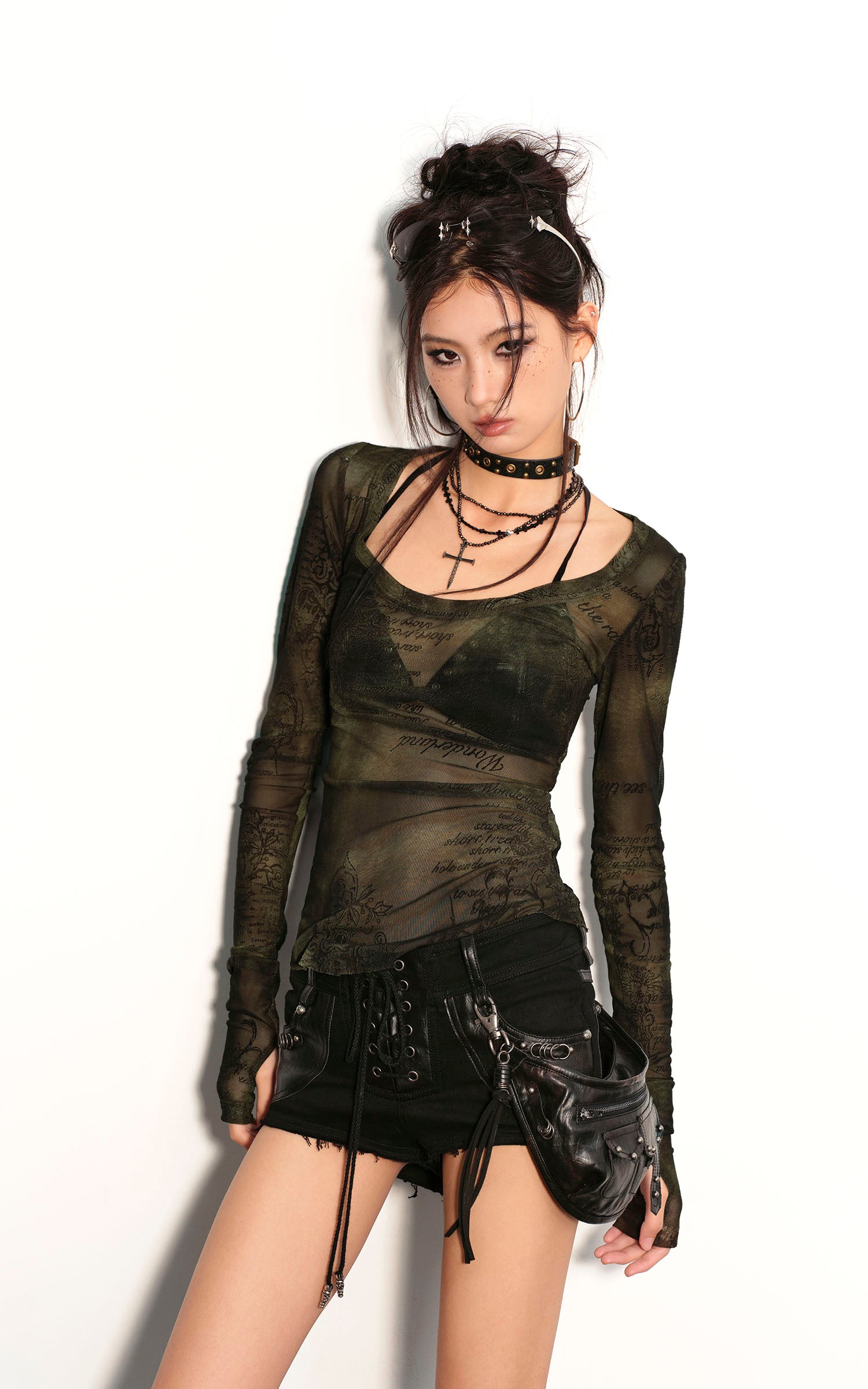 Low pixel シアースクリプトプリントスリムフィットロングスリーブTシャツ