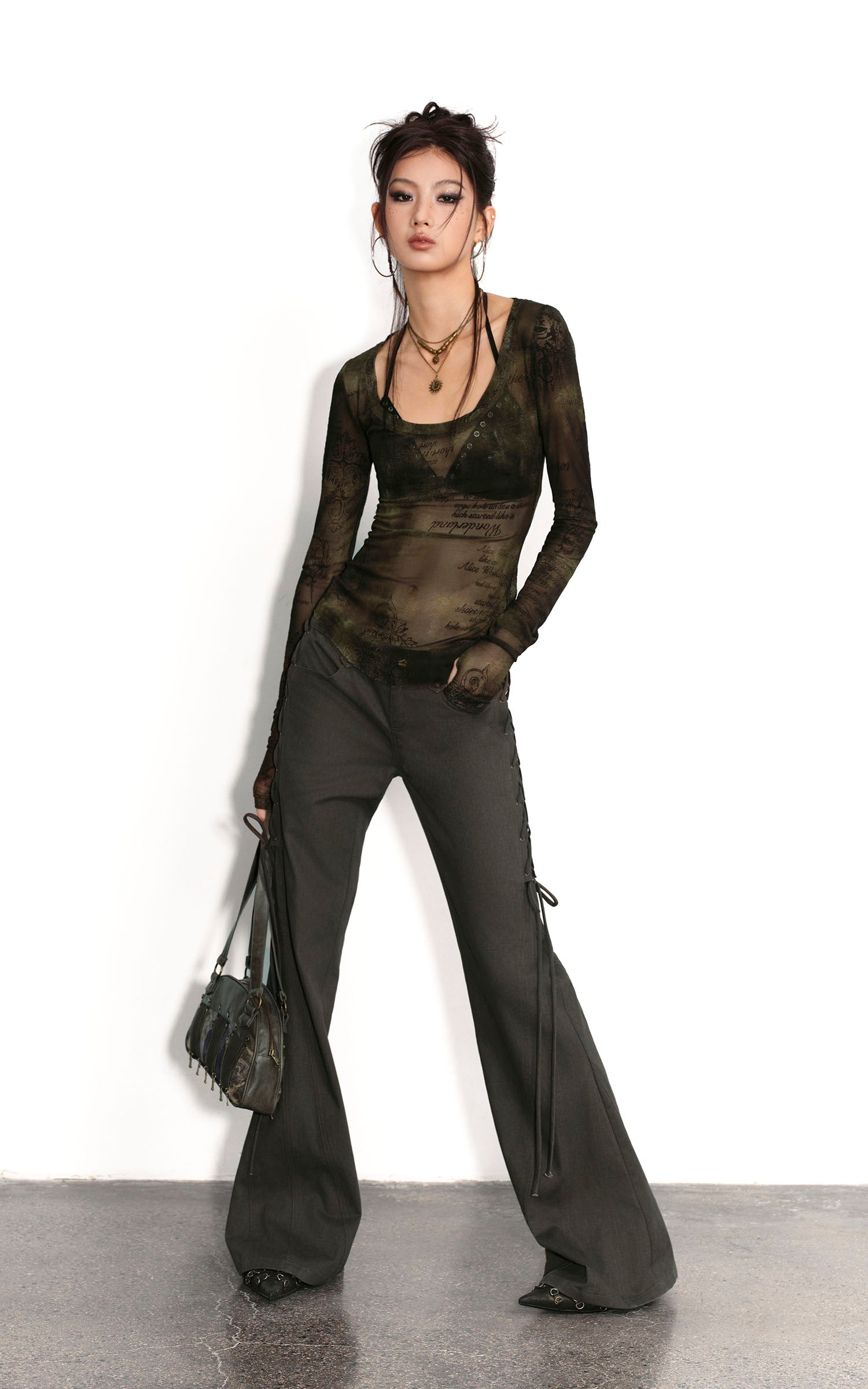 Low pixel シアースクリプトプリントスリムフィットロングスリーブTシャツ