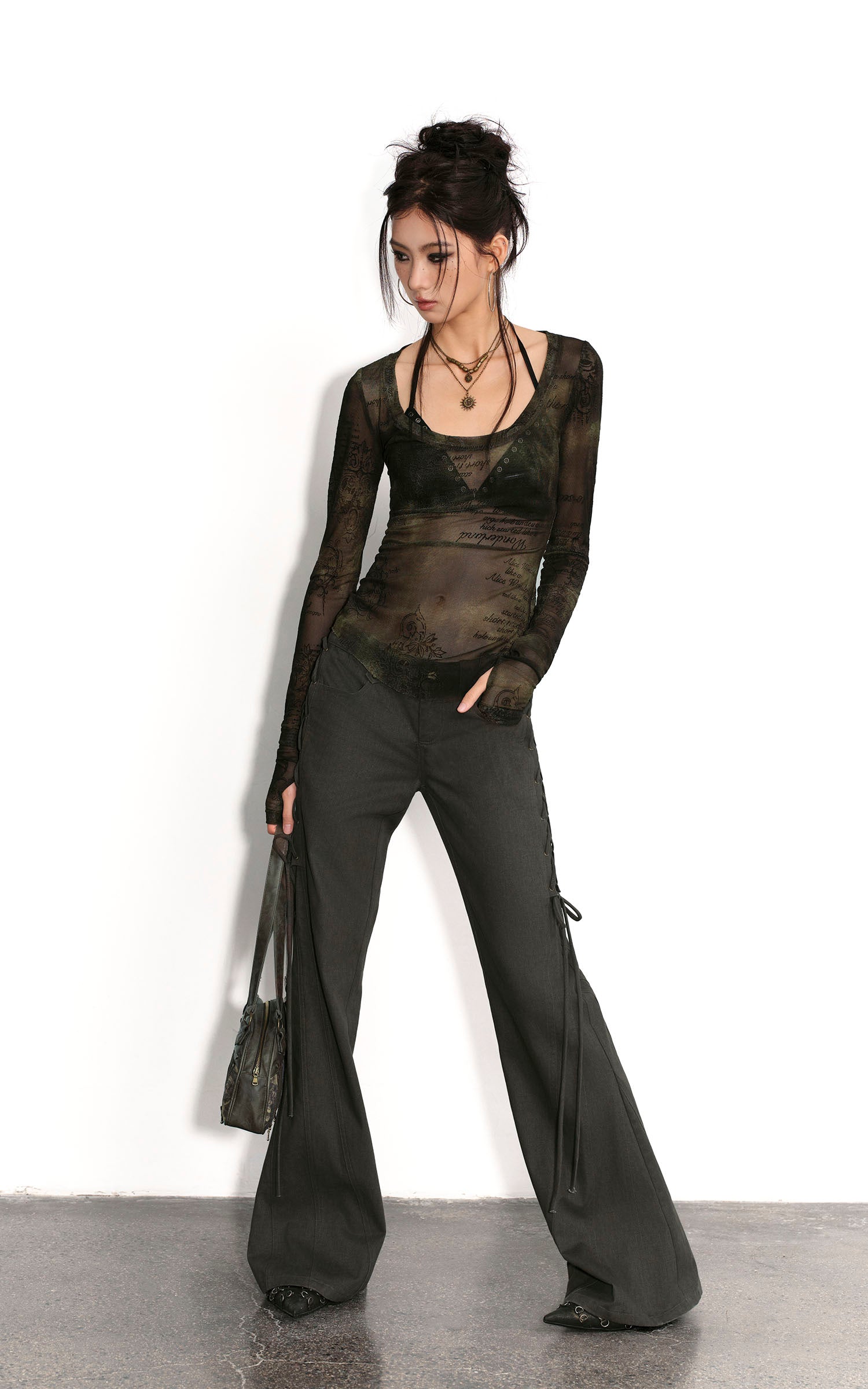 Low pixel シアースクリプトプリントスリムフィットロングスリーブTシャツ