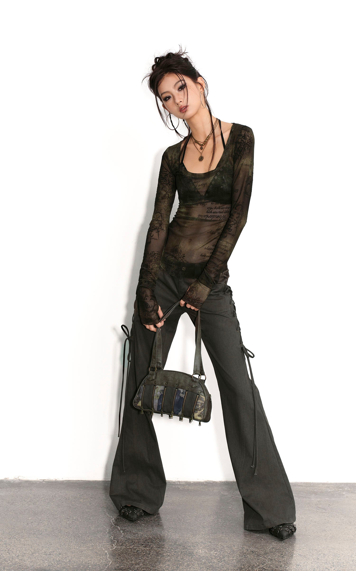 Low pixel シアースクリプトプリントスリムフィットロングスリーブTシャツ