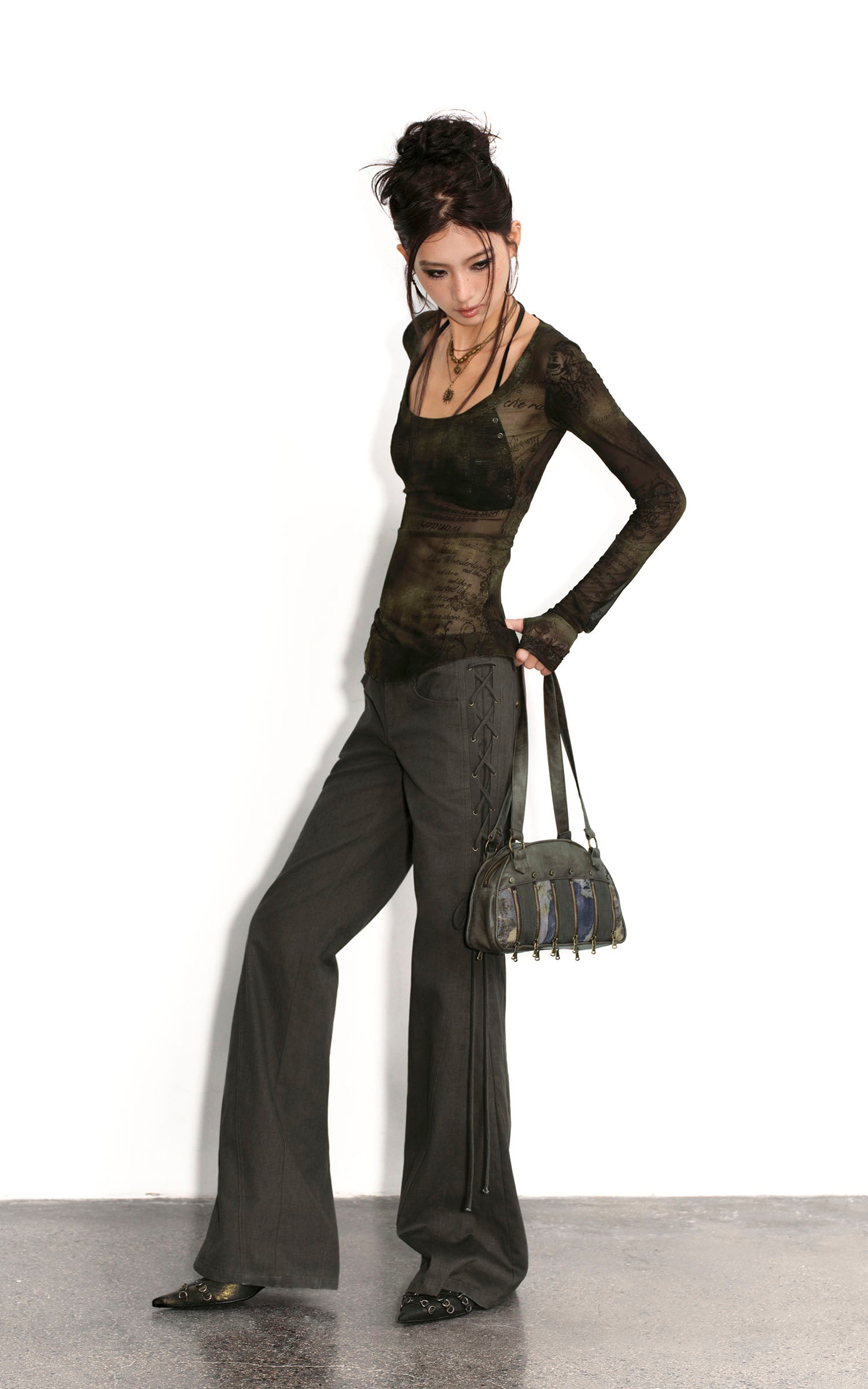 Low pixel シアースクリプトプリントスリムフィットロングスリーブTシャツ