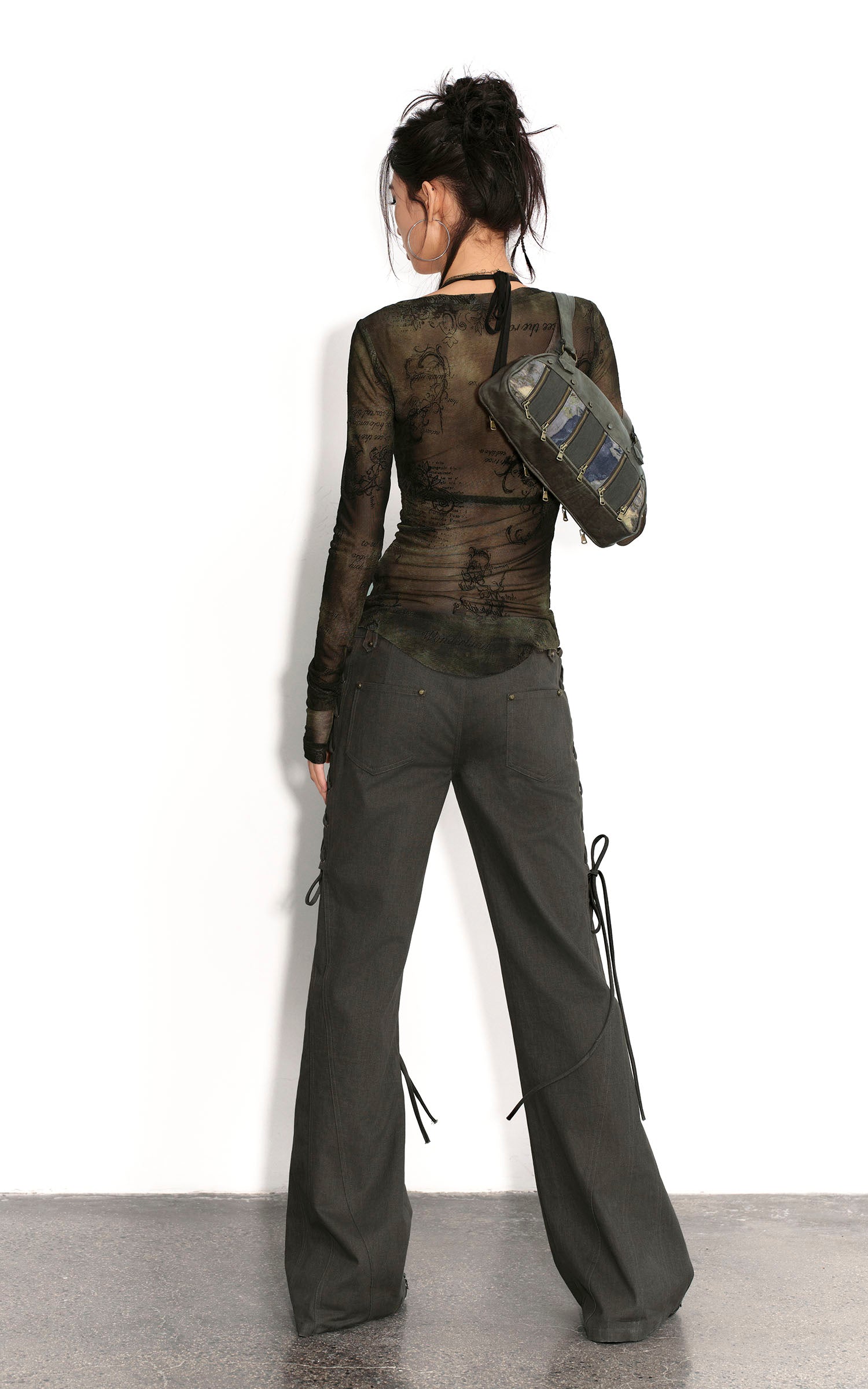 Low pixel シアースクリプトプリントスリムフィットロングスリーブTシャツ