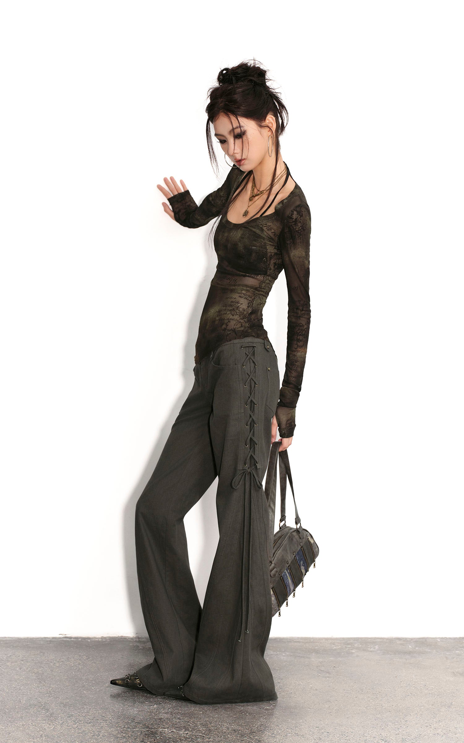 Low pixel シアースクリプトプリントスリムフィットロングスリーブTシャツ