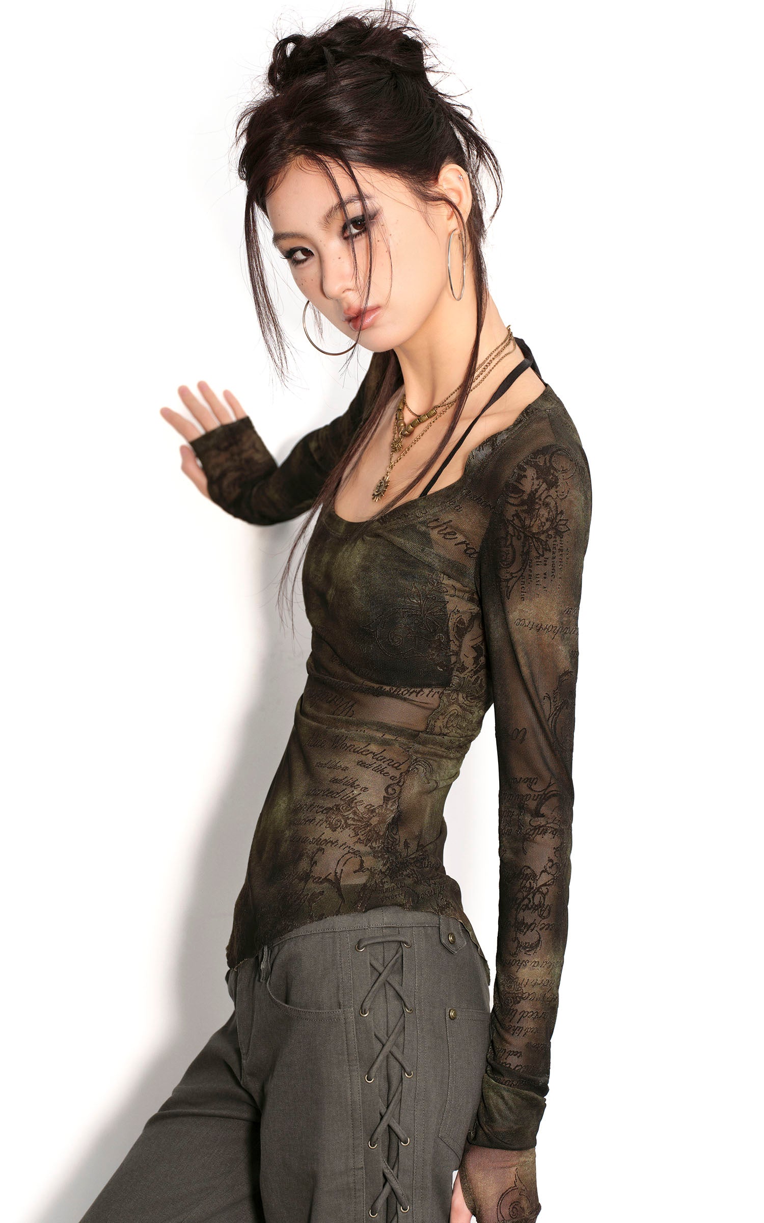 Low pixel シアースクリプトプリントスリムフィットロングスリーブTシャツ