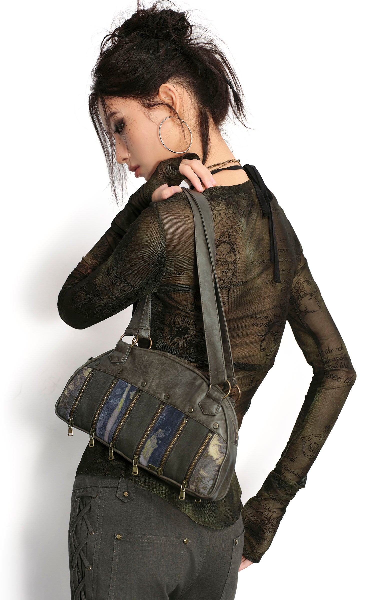 Low pixel シアースクリプトプリントスリムフィットロングスリーブTシャツ