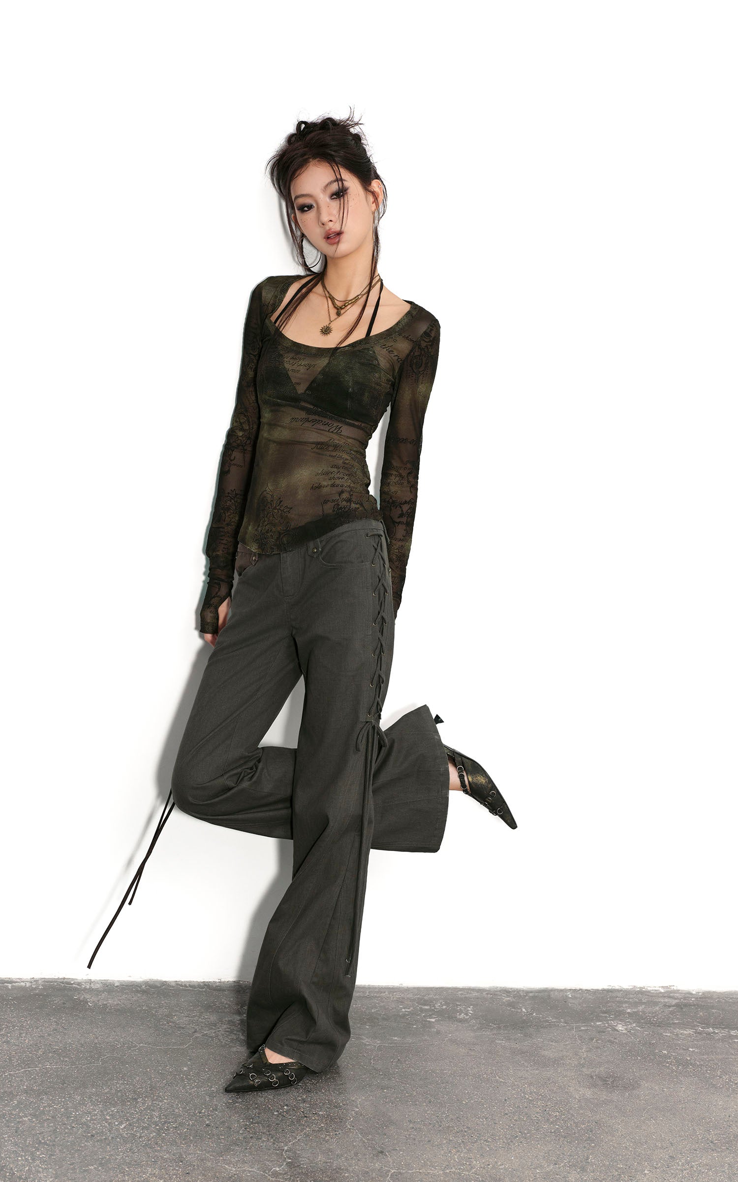 Low pixel シアースクリプトプリントスリムフィットロングスリーブTシャツ